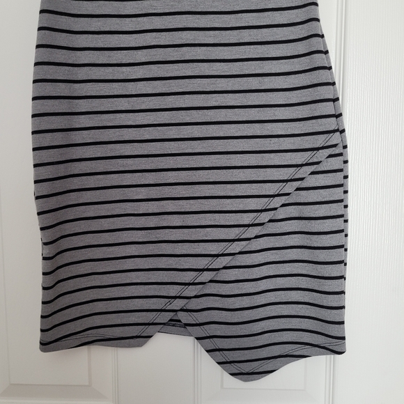 NWOT  Iris Gray & Black Stripe Bodycon Tulip Hem - Picture 5 of 5